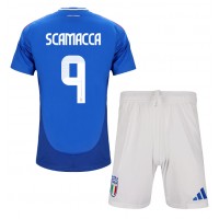 Italien Gianluca Scamacca #9 Hemmatröja Barn EM 2024 Kortärmad (+ Korta byxor)